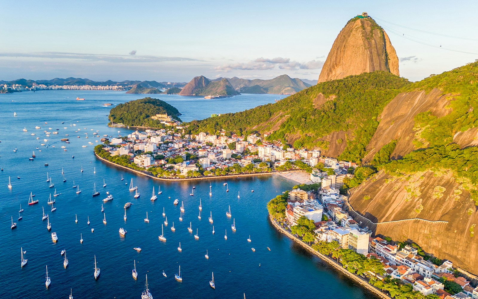 Vista aérea do Pão de Açúcar e da Baía de Guanabara no Rio de Janeiro