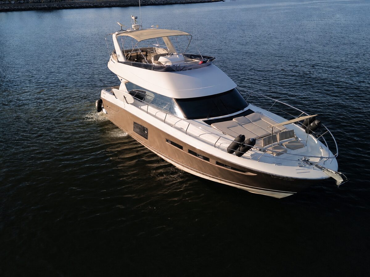 Iate Prestige 60 na Baía de Guanabara